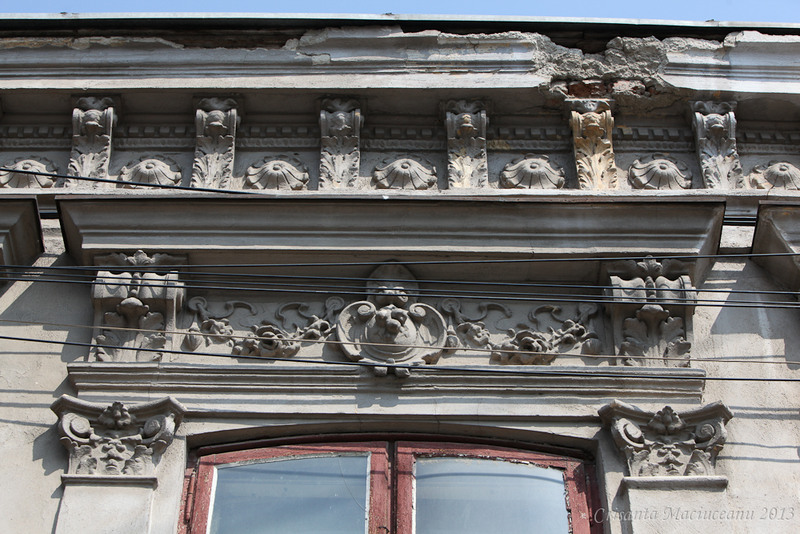 detaliu cu pilastri ferestrelor, fronton si friza