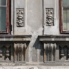 casete ornamentale cu coloane scurte aflate la baza ferestrelor