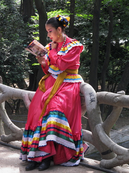 mexicanca citind pe podul de nuci