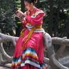 mexicanca citind pe podul de nuci