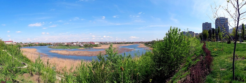 Panorama peste parcul si lacul Dobroiesti
